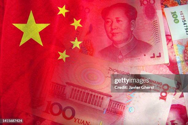 chinese yuan cash bills and chinese flag - deflazione economia foto e immagini stock