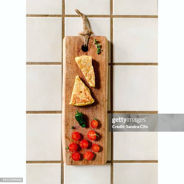 pincho o tapa de tortilla de patata - tortilla de patata fotografías e imágenes de stock