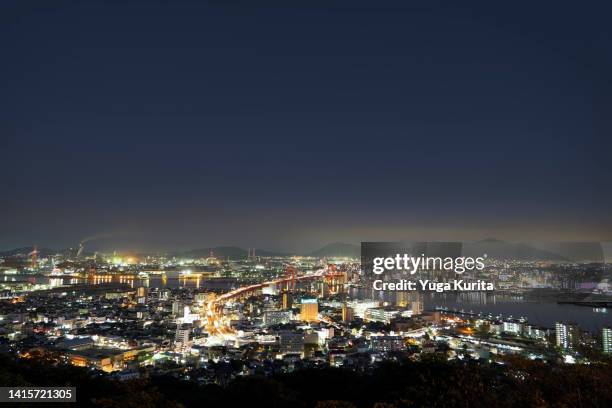 高塔山公園より望む若戸大橋と北九州市の夜景 (cityscape of kitakyushu city with the wakato bridge) - 北九州市 fotografías e imágenes de stock