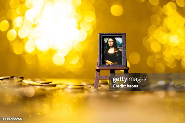 mona lisa on shiny background - famous painting stockfoto's en -beelden