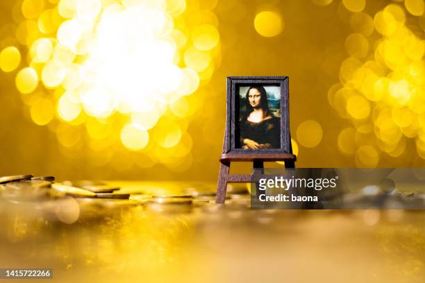mona lisa on shiny background - bokeh museum stock pictures, royalty-free photos & images