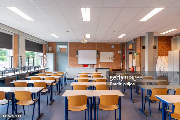 empty classroom. - primary school bildbanksfoton och bilder