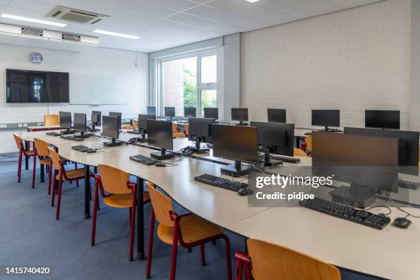 computadoras en el aula vacía en la escuela secundaria - computer lab fotografías e imágenes de stock