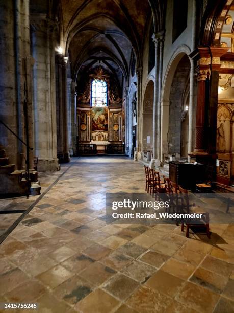 seitenkapelle der kathedrale von besançon - besancon stock-fotos und bilder