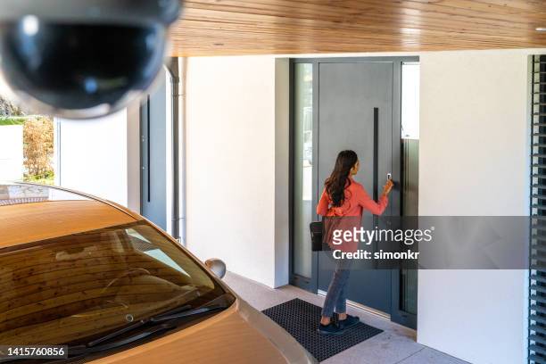 il dito della donna che preme sullo scanner di impronte digitali per entrare in casa sua - control pants foto e immagini stock