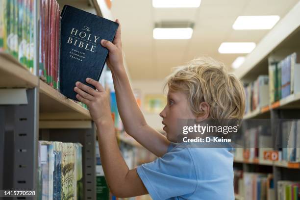 holy bible - bijbel stockfoto's en -beelden