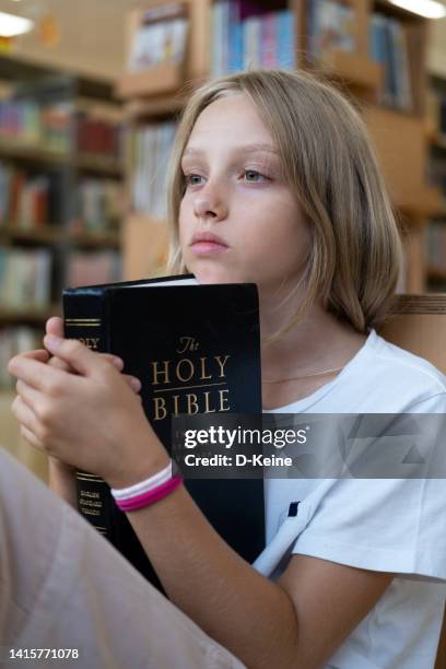 holy bibel - religiöser text stock-fotos und bilder