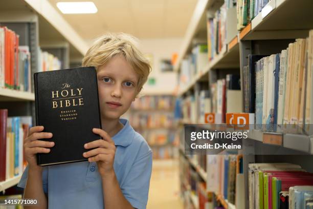holy bible - alleen één jongen stockfoto's en -beelden