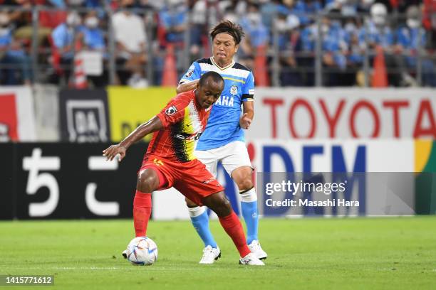 Leo Silva of Nagoya Grampus and Yasuhito Endo of Jubilo Iwata compete for the ball during the J.LEAGUE Meiji Yasuda J1 26th Sec. Match between Nagoya...