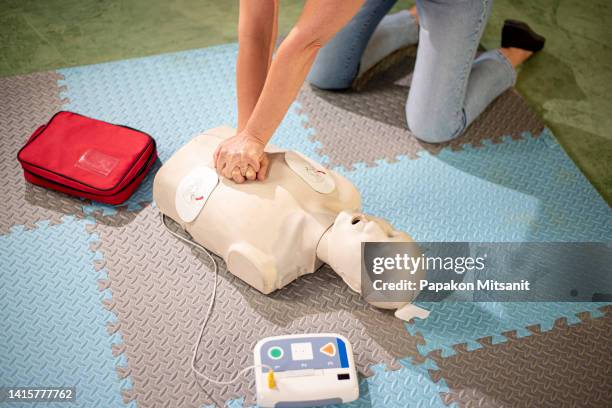 she is using the basic aed correctly. - pronto intervento foto e immagini stock