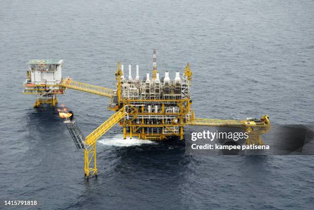oil and gas drilling rig over offshore platform - trapano foto e immagini stock