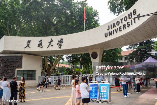 jiotong university in xi'an, china - university gate stock pictures, royalty-free photos & images