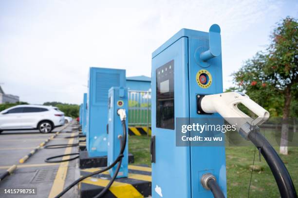 green energy car charging station - charge foul stock-fotos und bilder