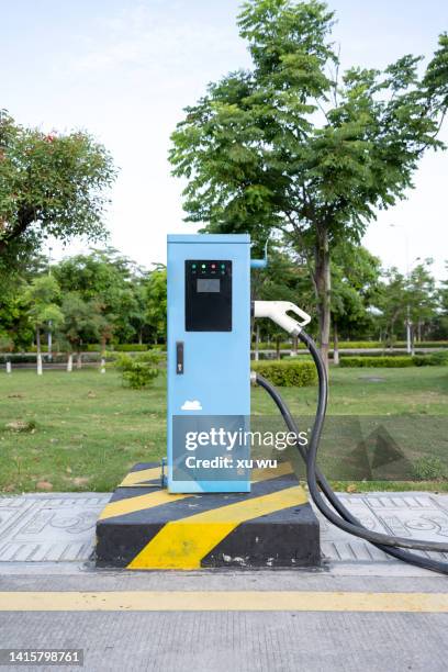 green energy car charging station - charge foul stock-fotos und bilder