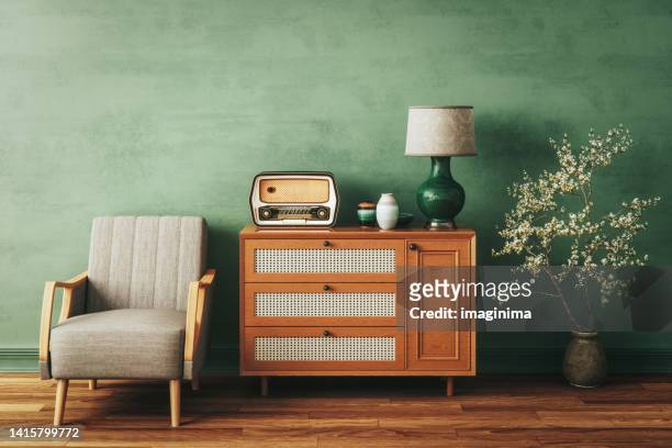 home interior mit vintage-möbeln - retro style stock-fotos und bilder