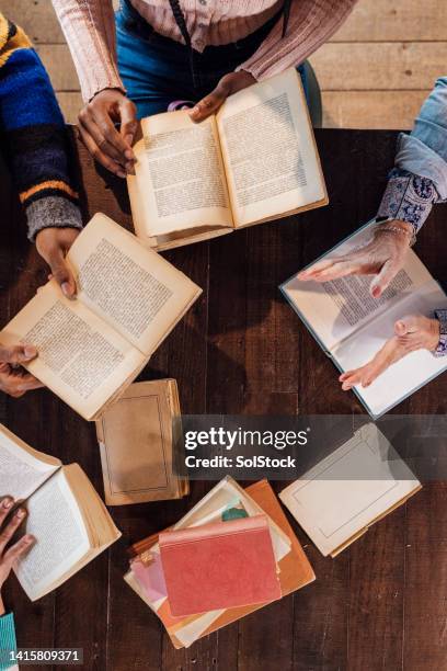 discutiendo los libros que hemos leído - club de lectura fotografías e imágenes de stock