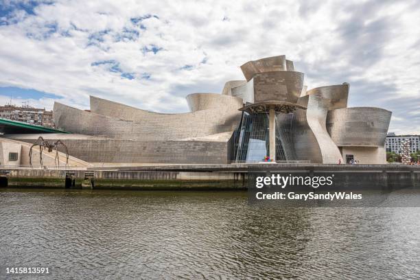 ein blick über den nervion river, in richtung guggenheim museum. bilbao, spanien. - frank gehry stock-fotos und bilder