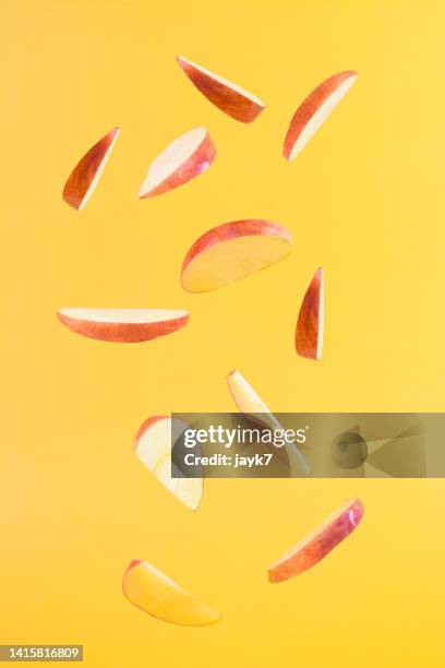 falling apple slices - apple slice photos et images de collection