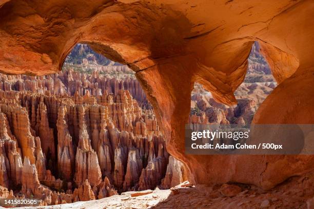 view of rock formations - parque nacional de capitol reef - fotografias e filmes do acervo