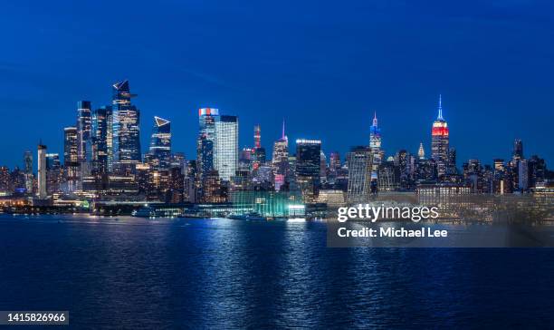 night view of midtown manhattan from hoboken, nj - hoboken - fotografias e filmes do acervo