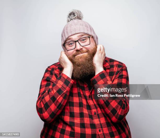bearded hipster man wearing toque/beanie - tuques stock pictures, royalty-free photos & images