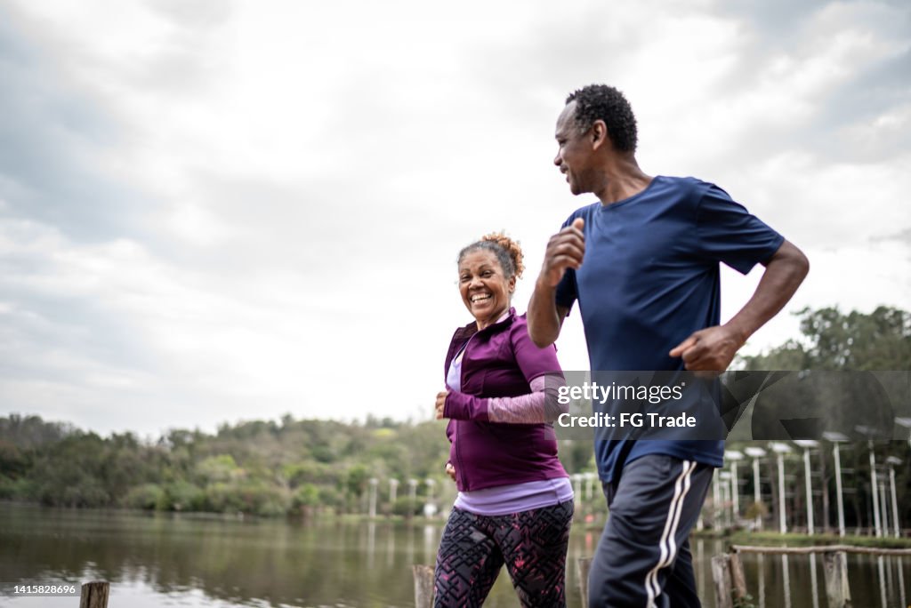 Casal de idosos correndo em um parque