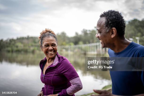 公園でジョギングする老夫婦 - african american couple walking park ストックフォトと画像