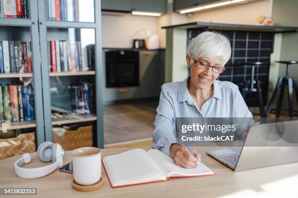 online educations for senior people - self improvement stockfoto's en -beelden