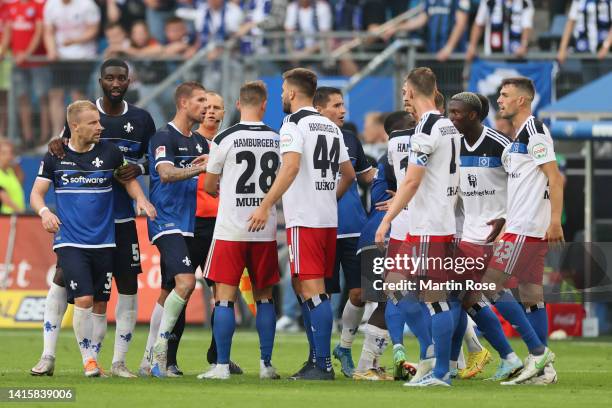 Players of both teams argue during the Second Bundesliga match between Hamburger SV and SV Darmstadt 98 at Volksparkstadion on August 19, 2022 in...