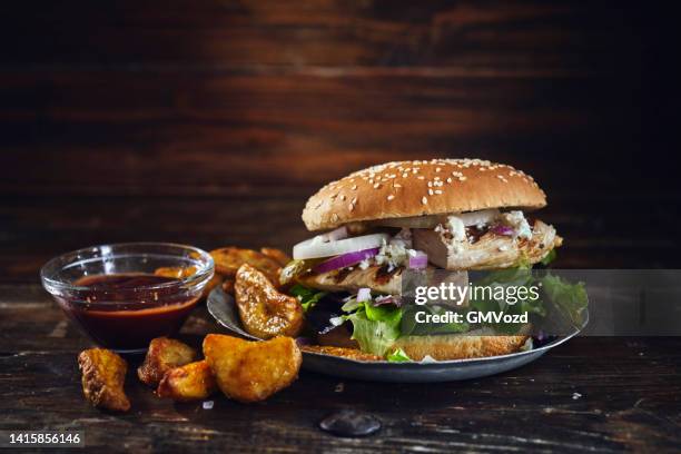 grilled chicken burger with feta cheese and onions - kipburger stockfoto's en -beelden