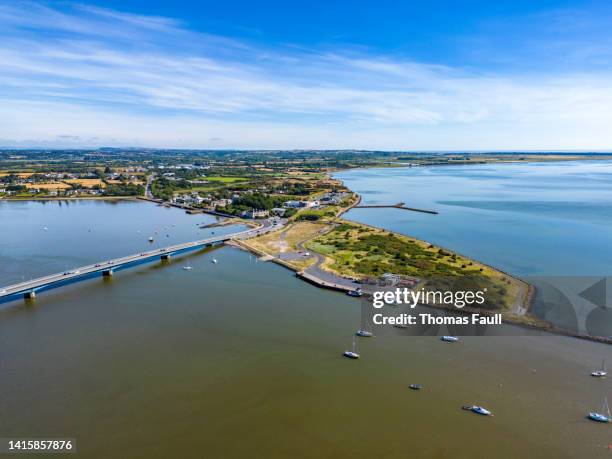 ferrybank quay en wedxford, irlanda - condado de wexford fotografías e imágenes de stock