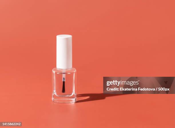 clear glass refillable bottle with brush cap on pink,hard shadow nail product mockup - auffüllen stock-fotos und bilder