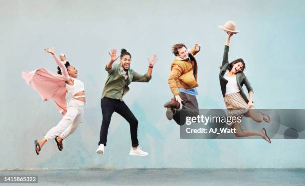 group of excited friends jumping in air - 跳 個照片及圖片檔