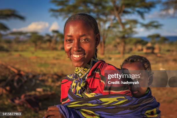 woman from borana tribe carrying her baby, ethiopia, africa - povo oroma imagens e fotografias de stock