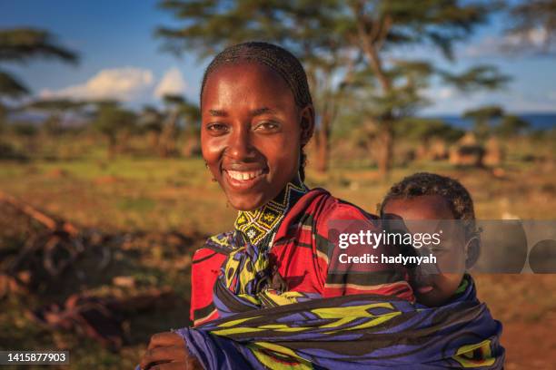 woman from borana tribe carrying her baby, ethiopia, africa - native african ethnicity 個照片及圖片檔