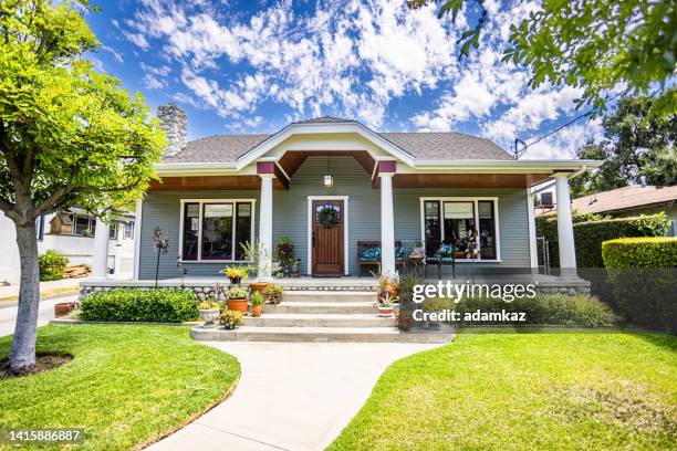 freshly painted craftsman bungalow house - 平房 個照片及圖片檔