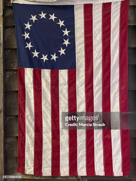 the original us flag by betsy ross - betsy ross flag stockfoto's en -beelden