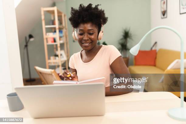 portrait d’une femme afro heureuse travaillant en ligne avec ses clients - professional occupation photos et images de collection