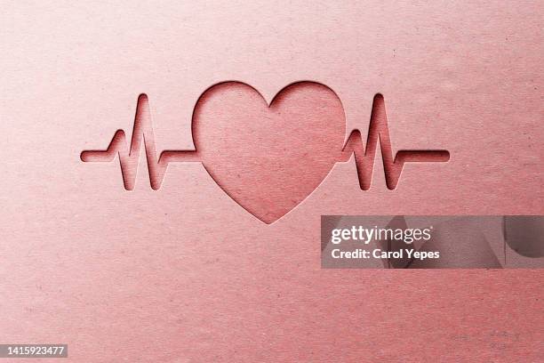 red paper heart and ekg in paper cut style - tomando el pulso fotografías e imágenes de stock