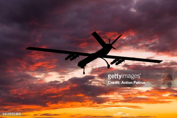 iranian military unmanned aerial vehicle at sunset. combat drone - iran plane - fotografias e filmes do acervo