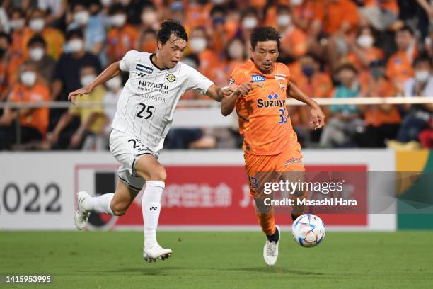 Takashi Inui of Shimizu S-Pulse and Takuma Ominami of Kashiwa Reysol compete for the ball during the J.LEAGUE Meiji Yasuda J1 26th Sec. Match between...