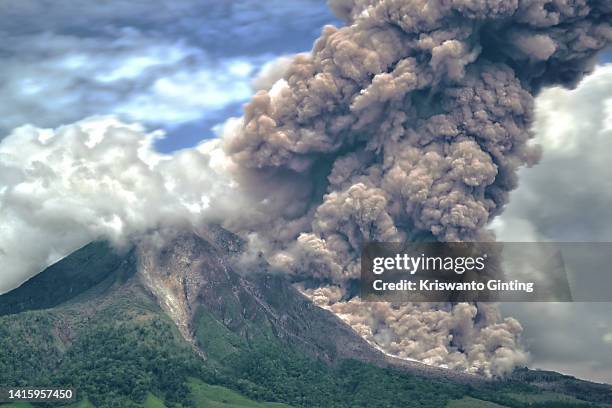 super big eruption of mount sinabung - eruption stockfoto's en -beelden