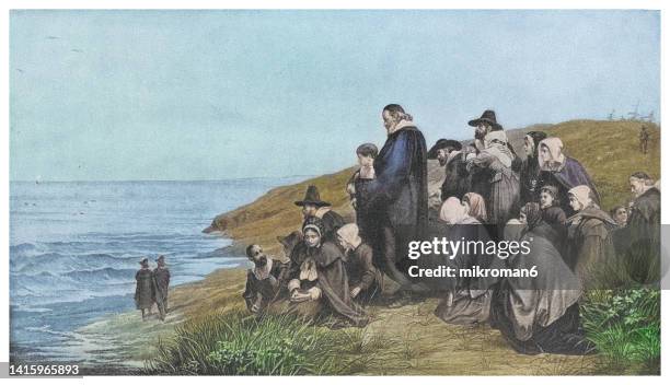 old engraved illustration of departure of the mayflower - estilo siglo xvii fotografías e imágenes de stock