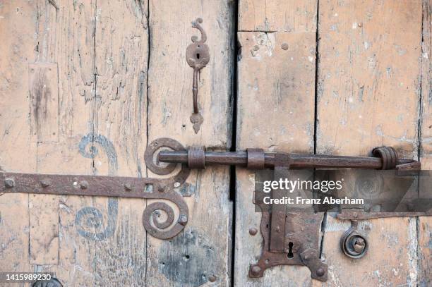 old gate lock on a old wooden gate - villefranche de conflent photos et images de collection