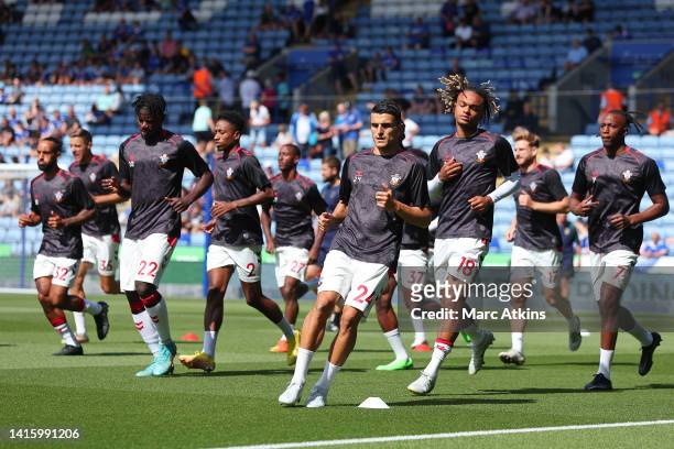 Mohamed Elyounoussi of Southampton warms up with teammates prior to the Premier League match between Leicester City and Southampton FC at The King...
