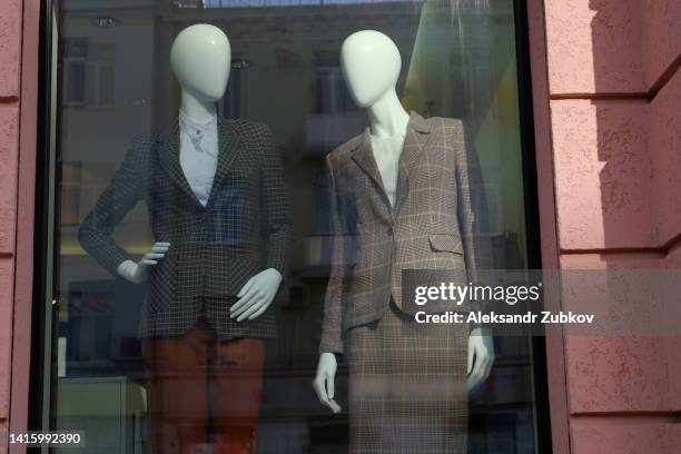faceless mannequins of women in expensive strict plaid elegant classic suits, in the window of a fashion store or hypermarket. clothing for business ladies, business and successful women. the concept of consumerism, shopping. business and finance. - mannequin mode street photos et images de collection