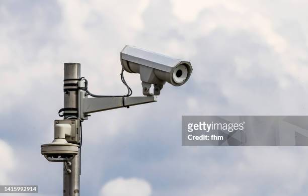 surveillance camera in the sky - camera de surveillance photos et images de collection