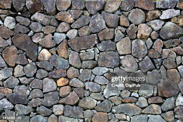 stacked stone retaining wall - stenen muur stockfoto's en -beelden