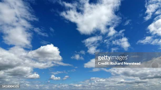 clouds - cirrocúmulo fotografías e imágenes de stock