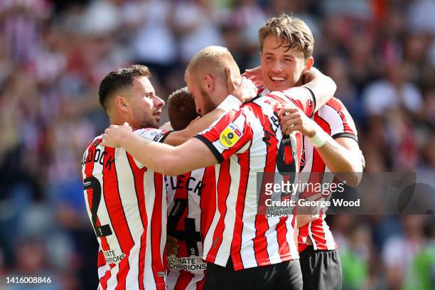 Iliman Ndiaye of Sheffield United celebrates with George Baldock, Oliver McBurnie, Sander Berge and teammates after scoring their side's second goal...